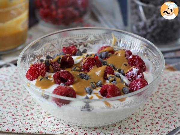 Skyrskål med röd frukt, jordnötssmör och choklad - foto 3