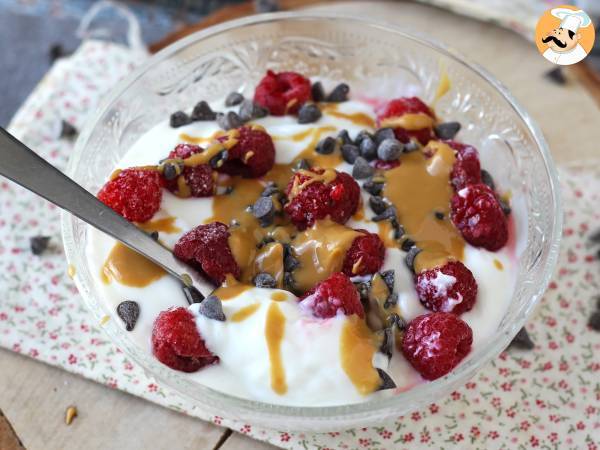 Skyrskål med röd frukt, jordnötssmör och choklad - foto 5