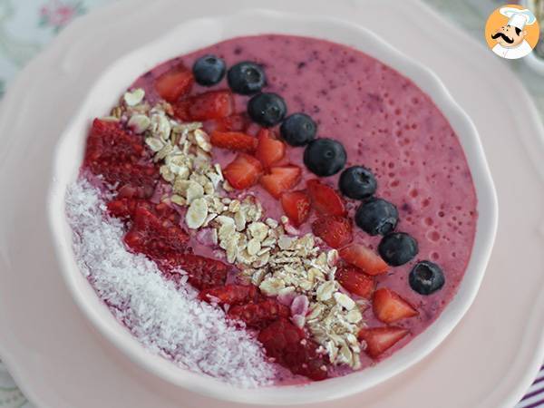 Smoothie Bowl med röd frukt - foto 2