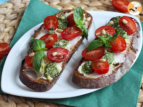 Smörgåsar med färskost, pesto och körsbärstomater