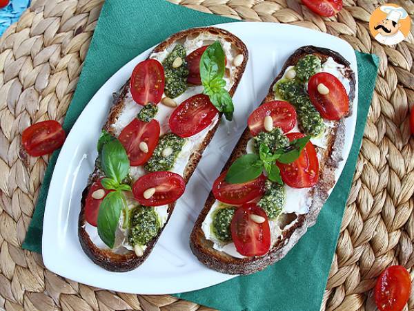 Smörgåsar med färskost, pesto och körsbärstomater - foto 4