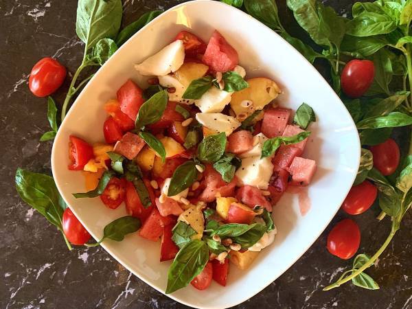 Sommarsallad med vattenmelon, tomat och nektarin