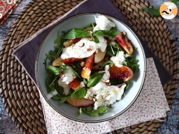 Söt och salt sallad med rostade persikor, ruccola och burrata (söta sommarsmaker) - foto 2