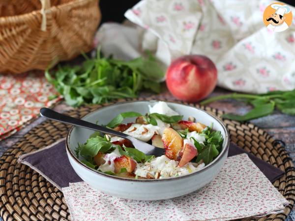 Söt och salt sallad med rostade persikor, ruccola och burrata (söta sommarsmaker) - foto 3