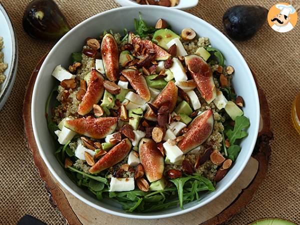 Sötsyrlig sallad med fikon, ruccola, quinoa, mozzarella och avokado