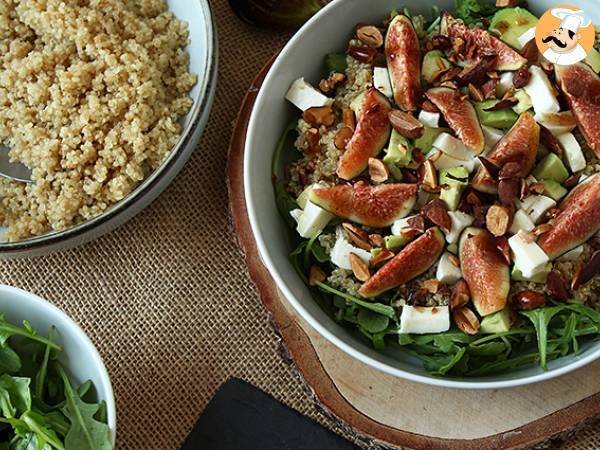 Sötsyrlig sallad med fikon, ruccola, quinoa, mozzarella och avokado - foto 3