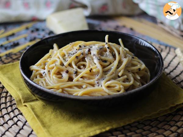 Spaghetti cacio e pepe: 3 ingredienser, en explosion av smak!