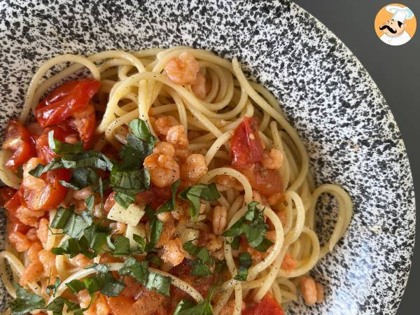 Spaghetti med räkor och körsbärstomater, ett snabbt recept på en god förrätt