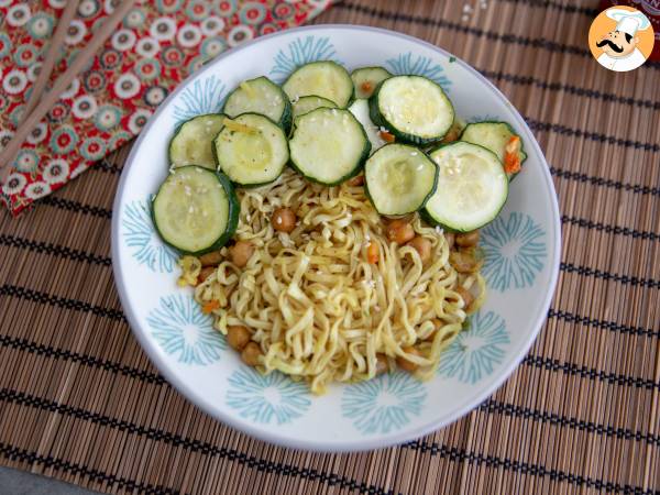 Stekta nudlar med rostade kikärtor och zucchini