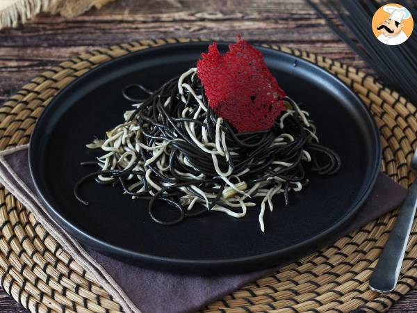 Svart spaghetti med vitlök och gulas. Pasta al nero di seppia