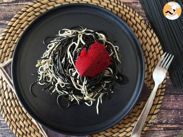 Svart spaghetti med vitlök och gulas. Pasta al nero di seppia - foto 4