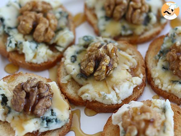 Toast med Roquefort, valnötter och honung - foto 2