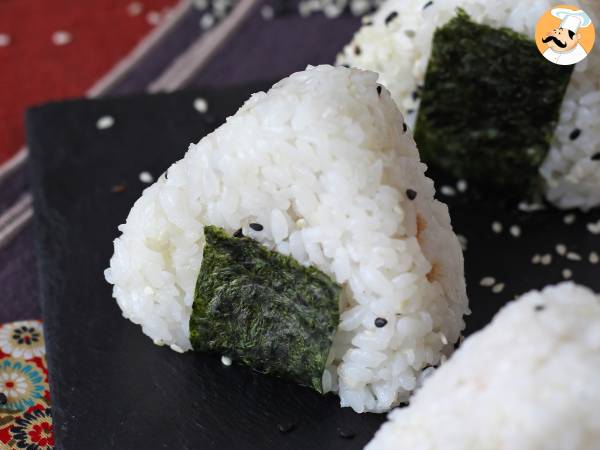 Tonfisk onigiri, den lilla japanska triangulära rismackan - おにぎり