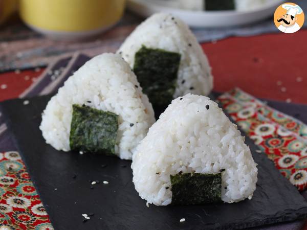 Tonfisk onigiri, den lilla japanska triangulära rismackan - おにぎり - foto 2