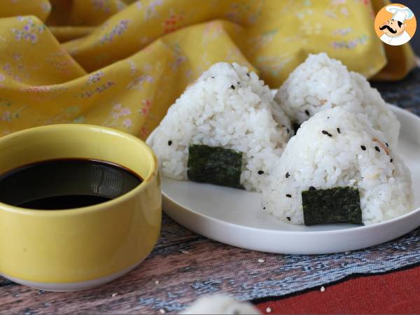 Tonfisk onigiri, den lilla japanska triangulära rismackan - おにぎり - foto 3