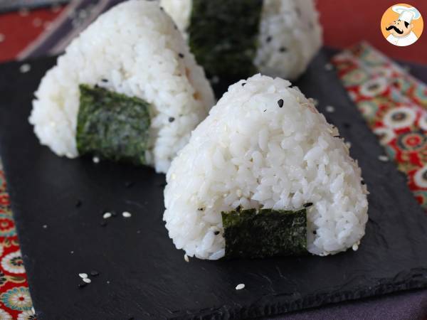 Tonfisk onigiri, den lilla japanska triangulära rismackan - おにぎり - foto 4