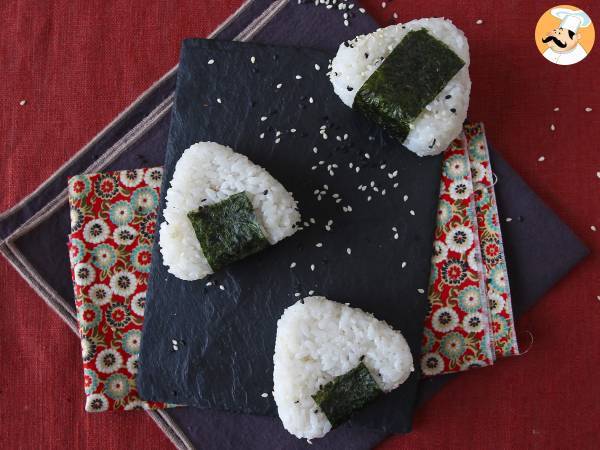 Tonfisk onigiri, den lilla japanska triangulära rismackan - おにぎり - foto 5