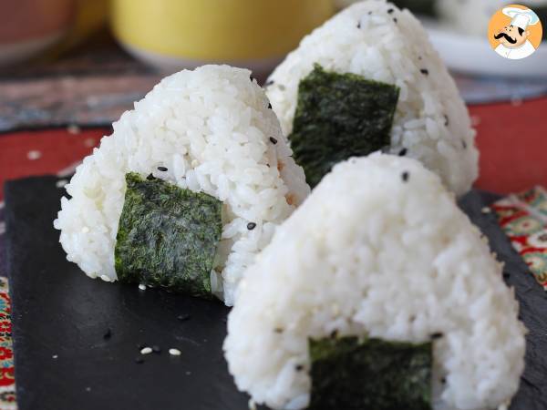 Tonfisk onigiri, den lilla japanska triangulära rismackan - おにぎり - foto 6