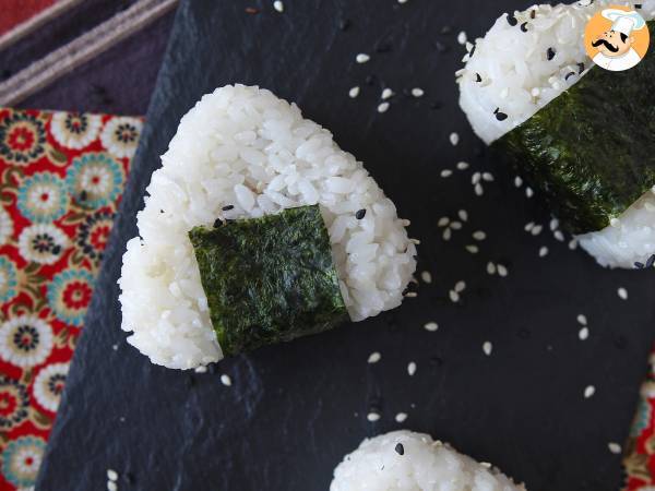 Tonfisk onigiri, den lilla japanska triangulära rismackan - おにぎり - foto 7