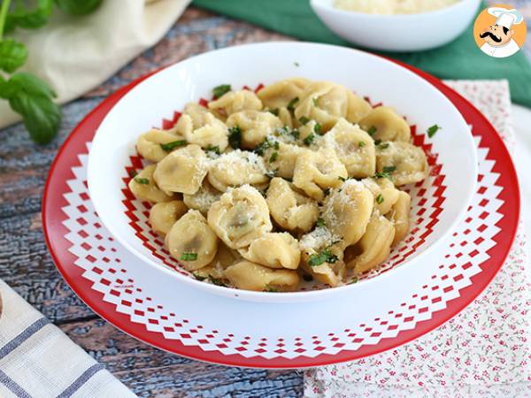 Tortellini med parmesan, skinka och basilika