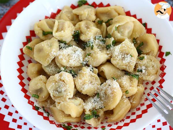 Tortellini med parmesan, skinka och basilika - foto 2