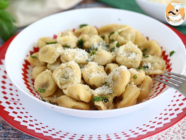 Tortellini med parmesan, skinka och basilika - foto 3