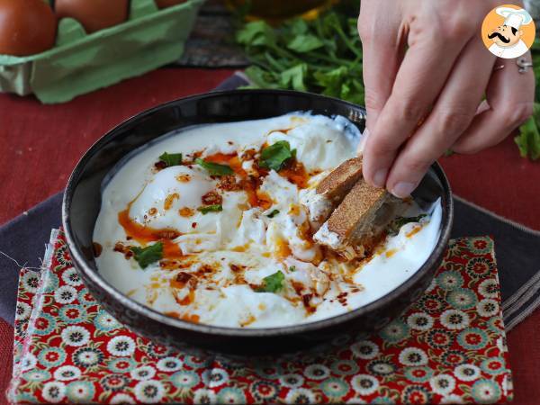 Turkiska ägg på en bas av yoghurt och kryddig olja - çilbir - foto 3