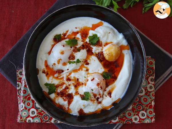 Turkiska ägg på en bas av yoghurt och kryddig olja - çilbir - foto 4