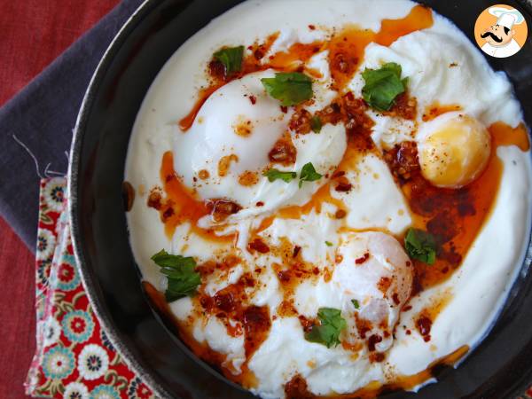 Turkiska ägg på en bas av yoghurt och kryddig olja - çilbir - foto 5