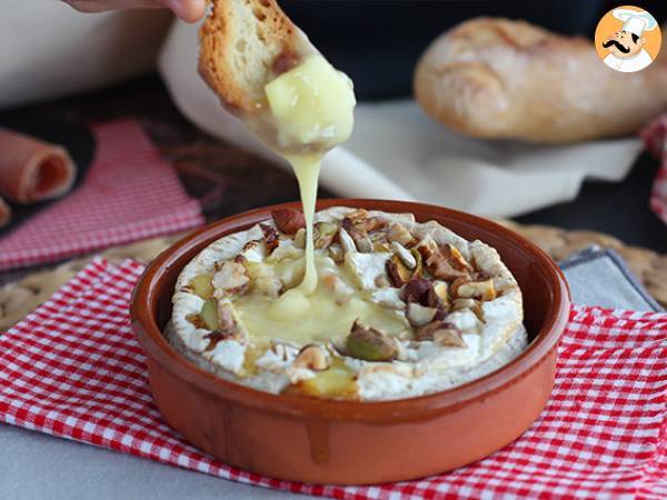 Ugnsrostad camembert med honung och valnötter