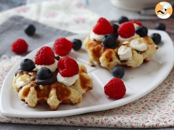 Våfflor med frukt, choklad och vispgrädde