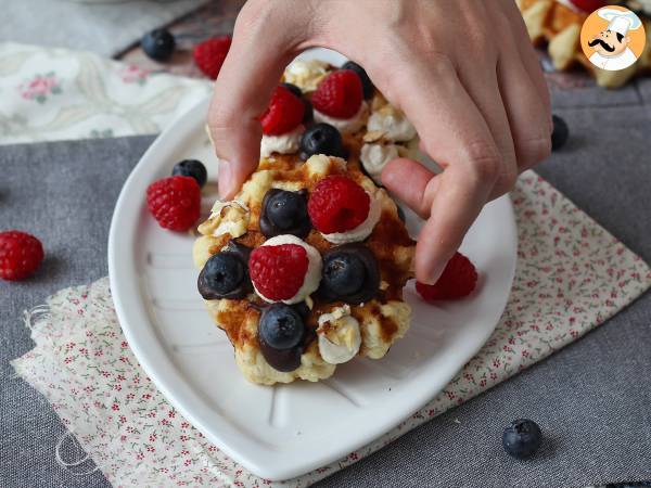 Våfflor med frukt, choklad och vispgrädde - foto 4