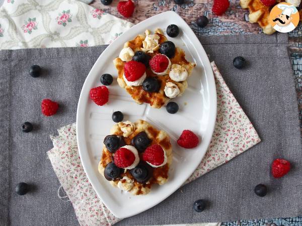 Våfflor med frukt, choklad och vispgrädde - foto 5