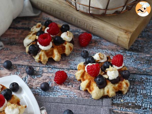 Våfflor med frukt, choklad och vispgrädde - foto 6