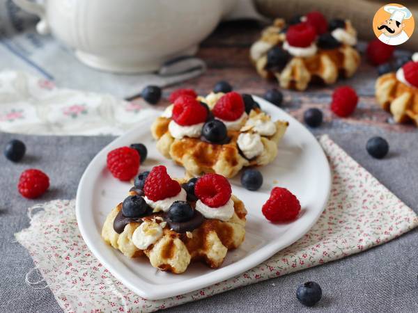 Våfflor med frukt, choklad och vispgrädde - foto 7