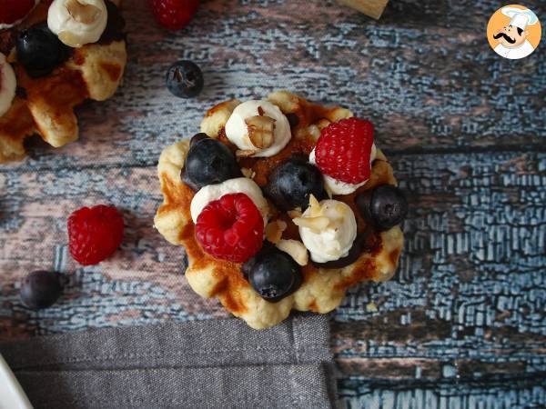 Våfflor med frukt, choklad och vispgrädde - foto 8