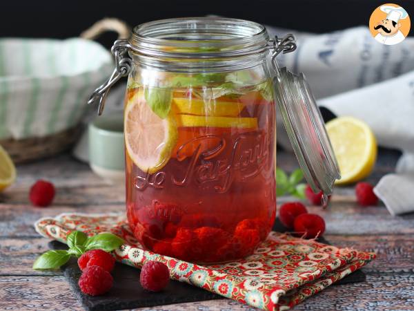 Vatten med smak av citron, basilika och hallon