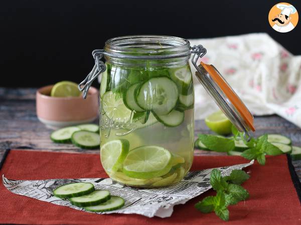 Vatten med smak av gurka, lime, mynta och ingefära