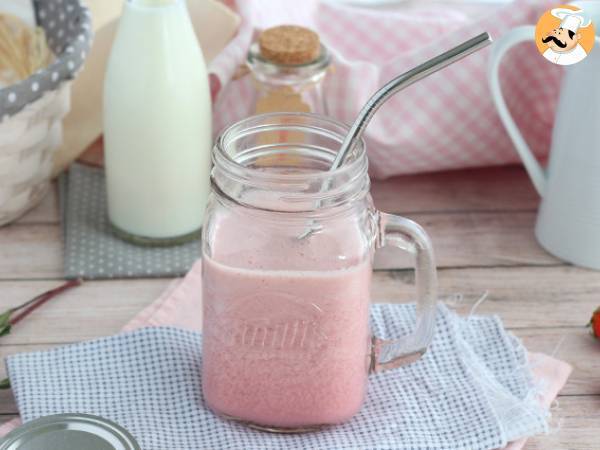 Vegansk milkshake med röda frukter