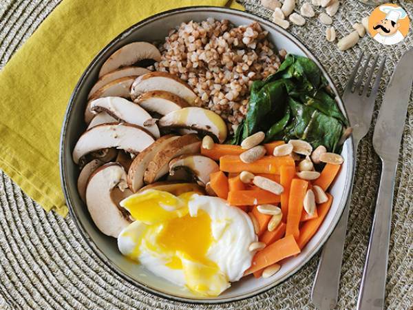 Vegetarisk buddha bowl med bovete, grönsaker och pocherat ägg