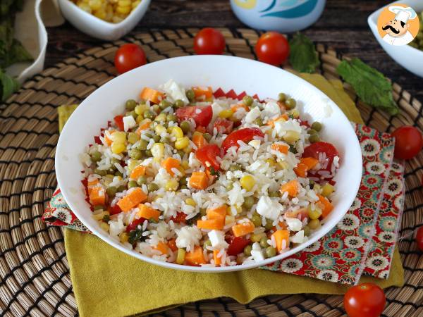 Vegetarisk rissallad: fetaost, majs, morötter, ärtor, körsbärstomater och mynta - foto 3