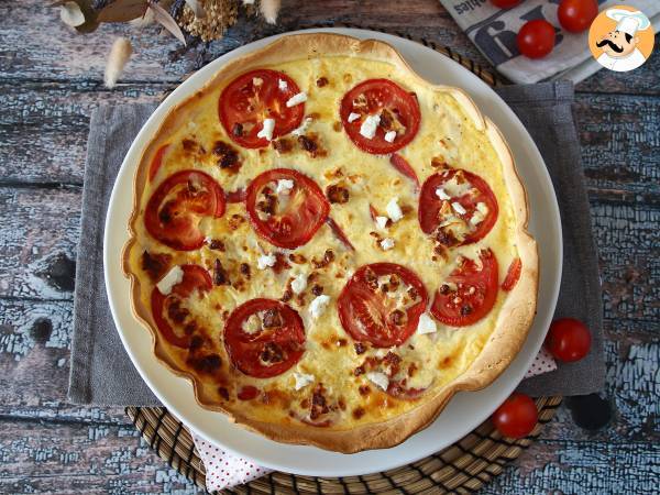 Vegetarisk tomat- och fetaquiche, perfekt att ta med på picknicken!