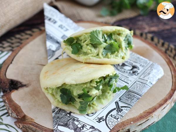 Venezuelanska arepas med kyckling och avokado - Reina Pepiada - foto 2