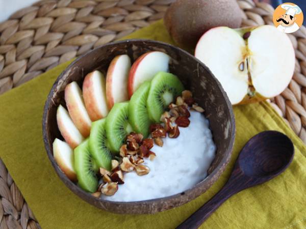 Yoghurtsnacks med kokos, äpple, kiwi och hasselnötter